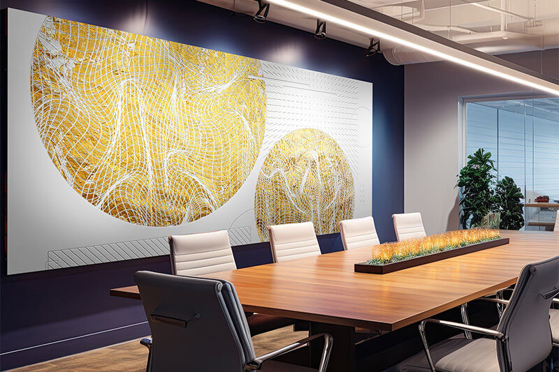 Sala de conferencias con gráficos de paredes dorados y blancos.
