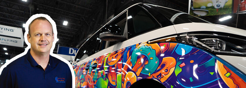 Matt Richart junto a un bus VW rotulado.