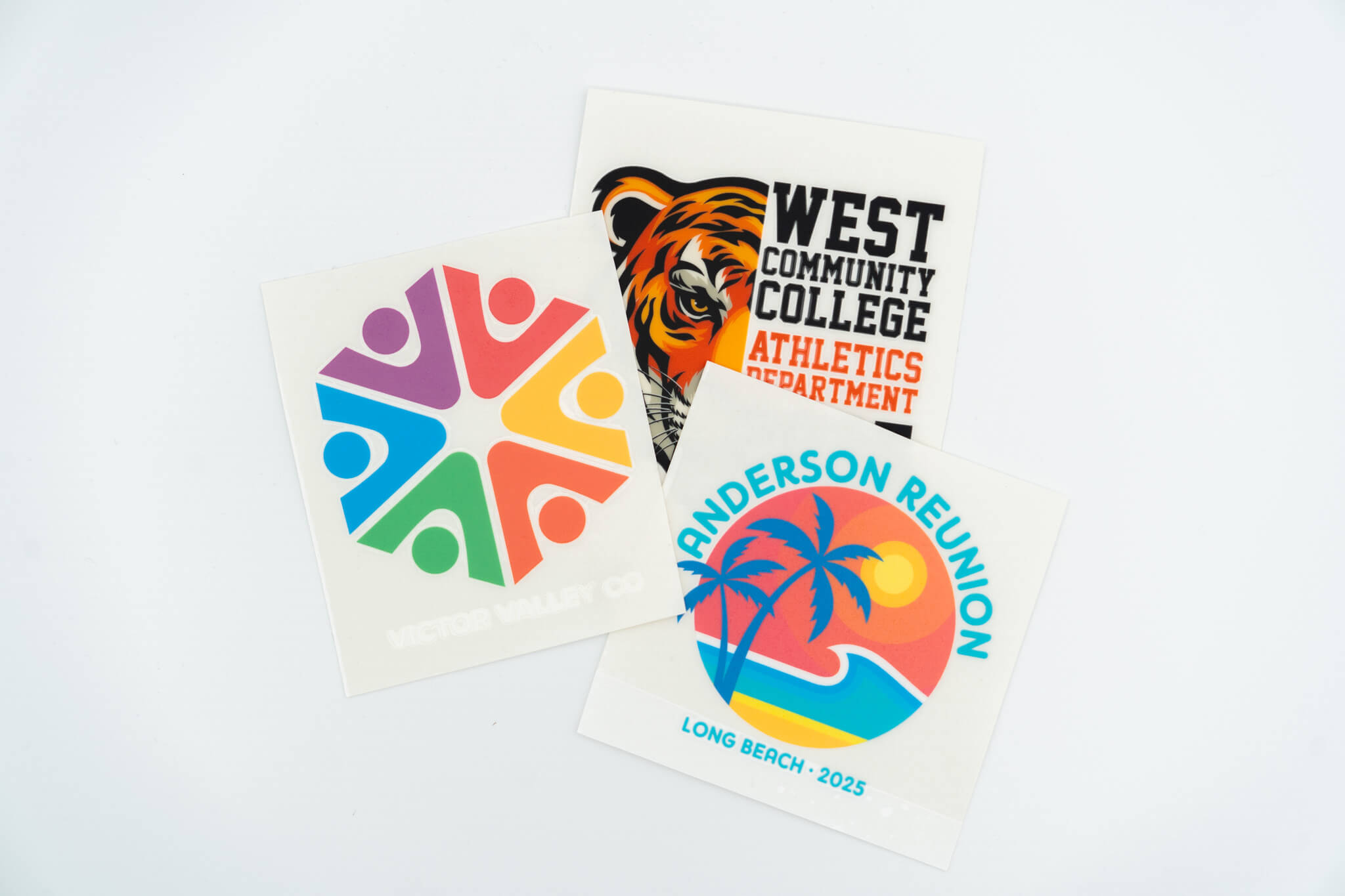 Tres ejemplos de coloridas transferencias UV-DTF