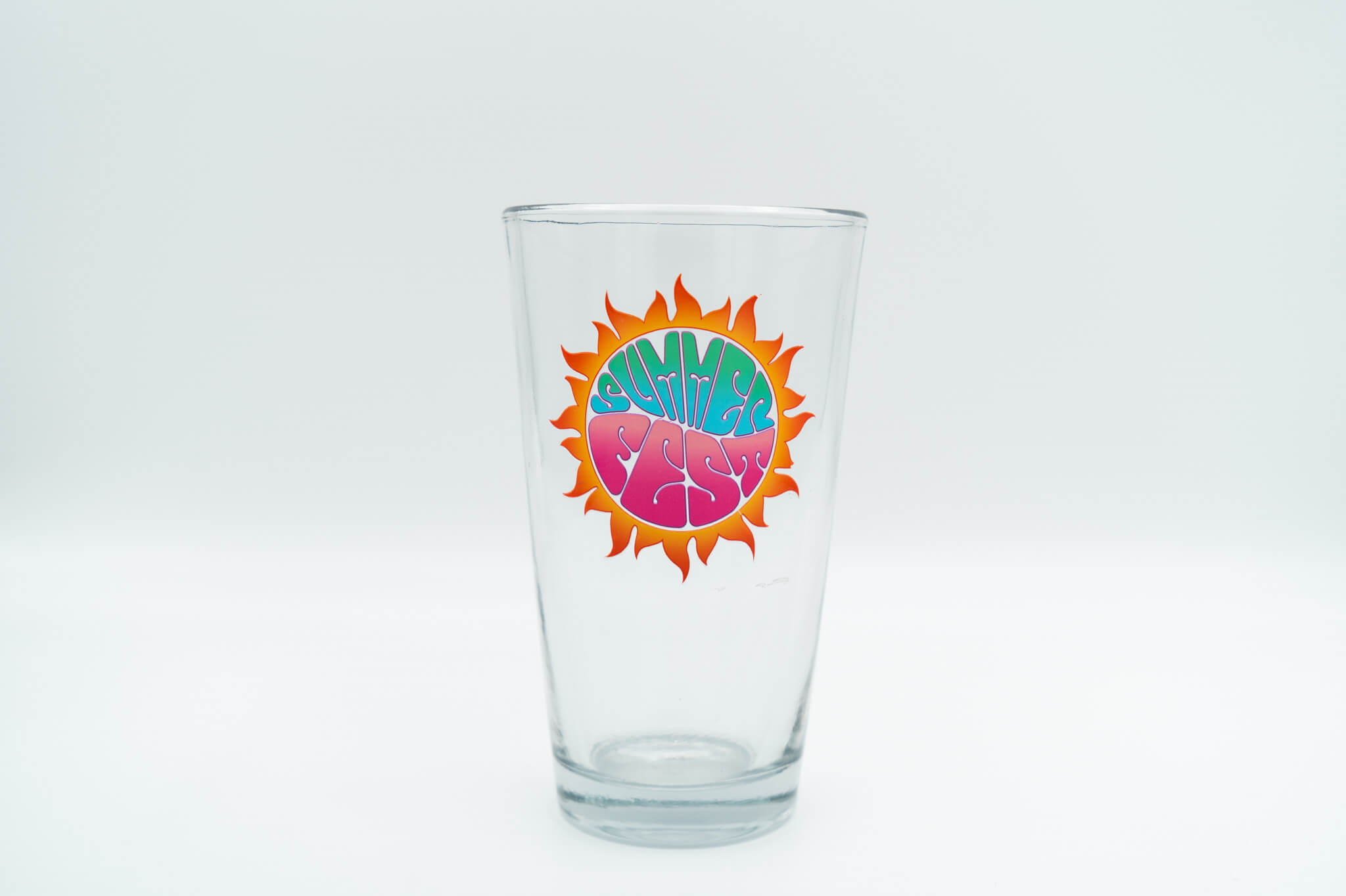 Una transferencia UV-DTF sobre un vaso para beber transparente