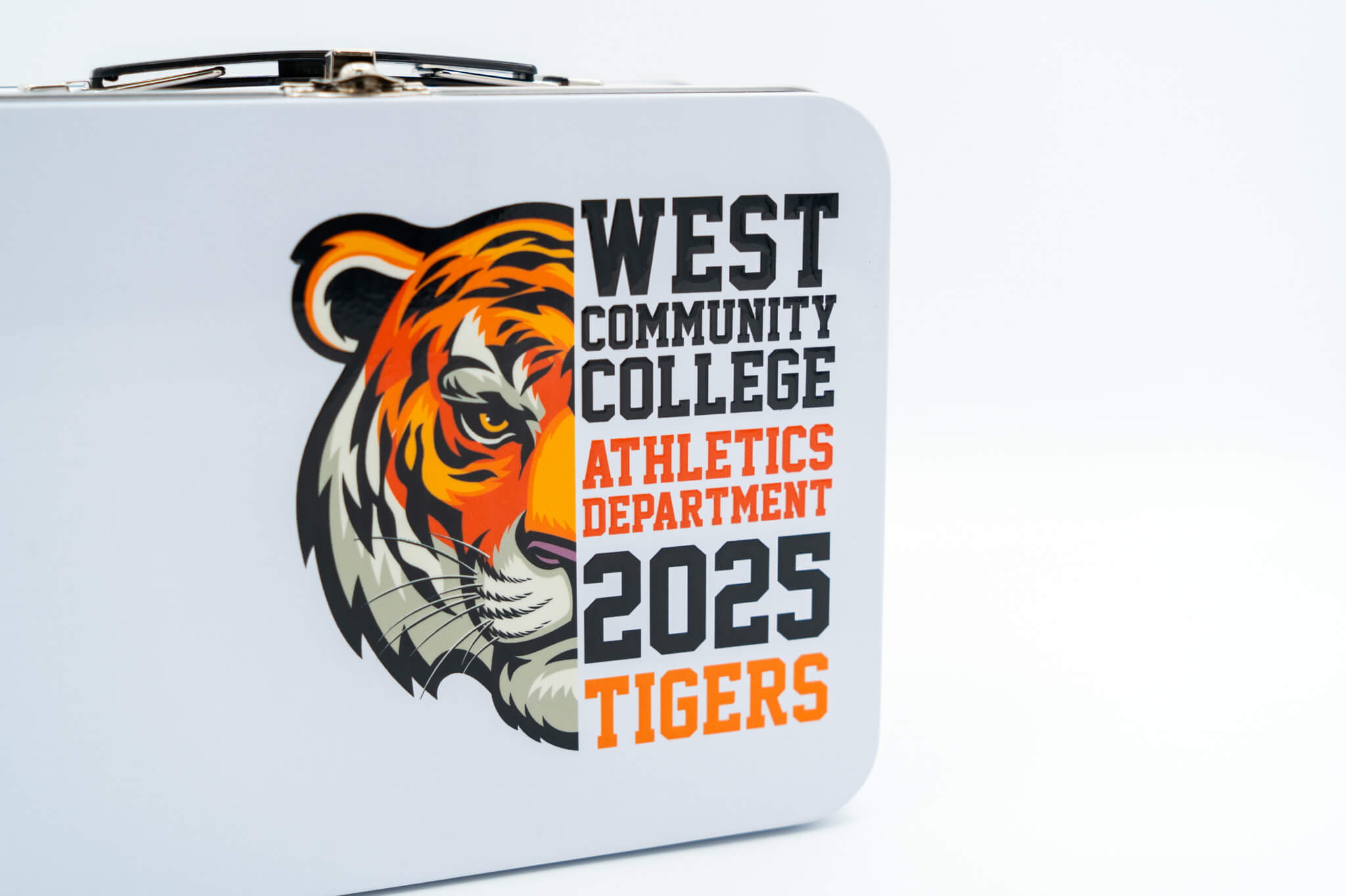 Una transferencia UV-DTF con una cabeza de tigre y texto en un fondo blanco.