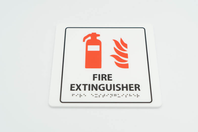 Letrero de acrílico para extintor de incendios, con texto en braille.