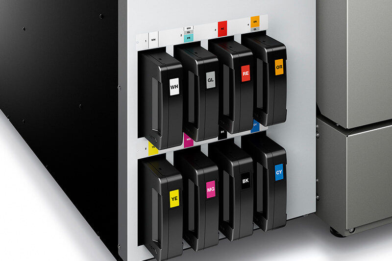 Primer plano de los cartuchos de tinta VBOND en la impresora UV de Roland DG.