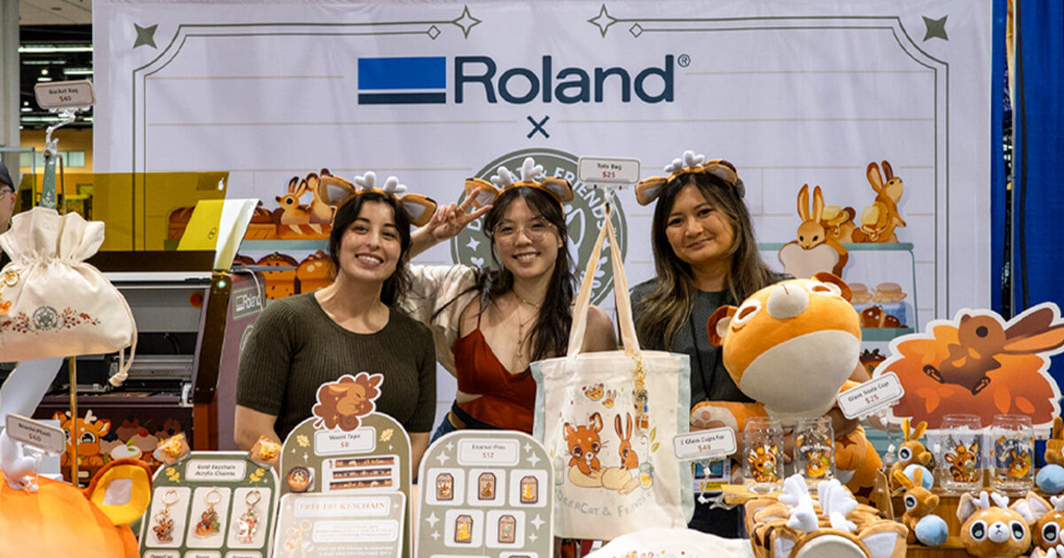 Pabellón en Wondercon con personal de DeerCat y Roland DGA.