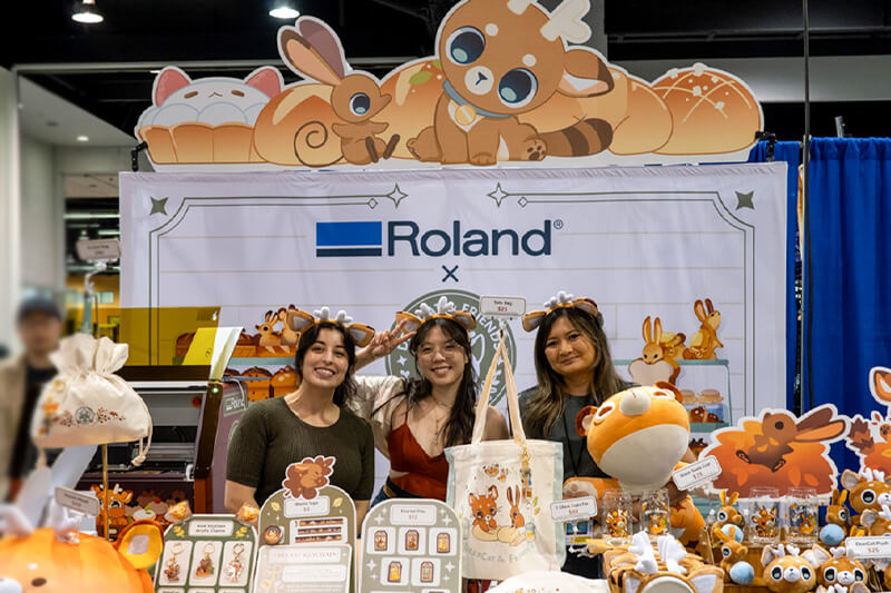 Pabellón en Wondercon con personal de DeerCat y Roland DGA.