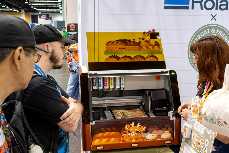 Wondercon_attendees watching the VersaSTUDIO BD-8 printing