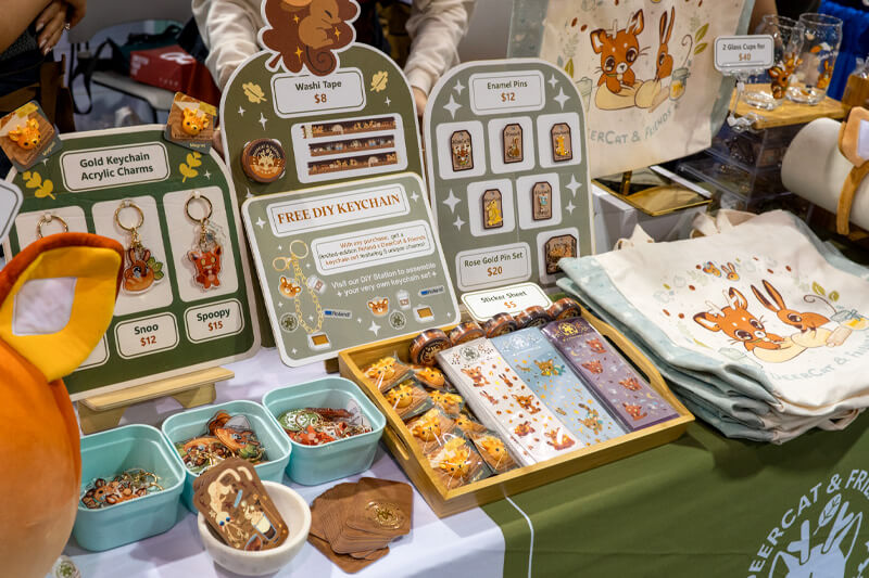 Exhibición de productos para vender, y gratis con la compra, en Wondercon