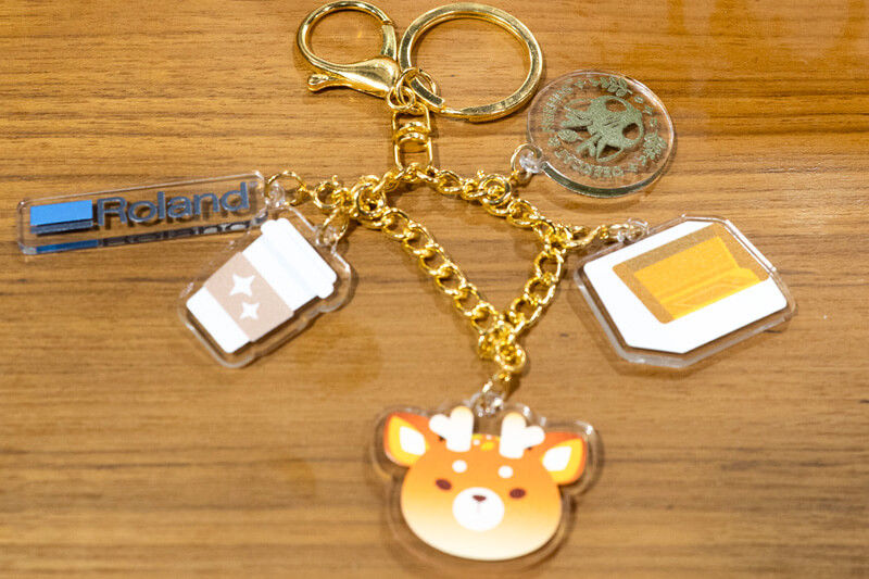 Primer plano de una pulsera de colgantes, impresa en Wondercon