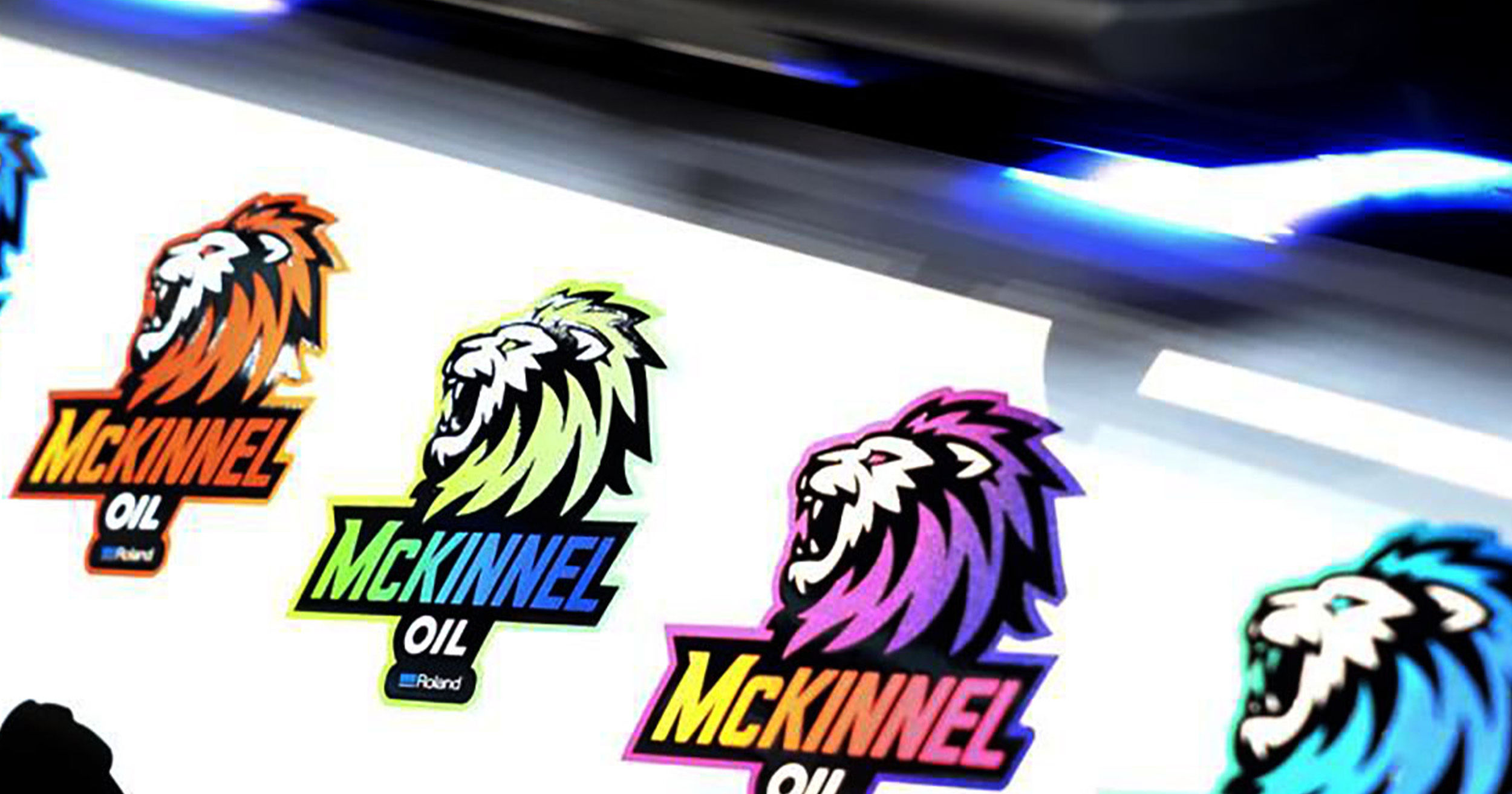 Stickers saliendo de una impresora/cortadora