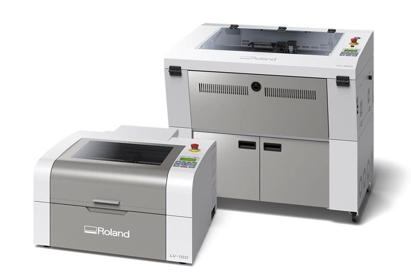 Roland DGA exhibirá sus avanzados grabadores de la serie LV (mostrados en la foto), así como sus innovadoras impresoras UV VersaUV® LEF2 en la 2020 Pacific Design and Engraving Expo.