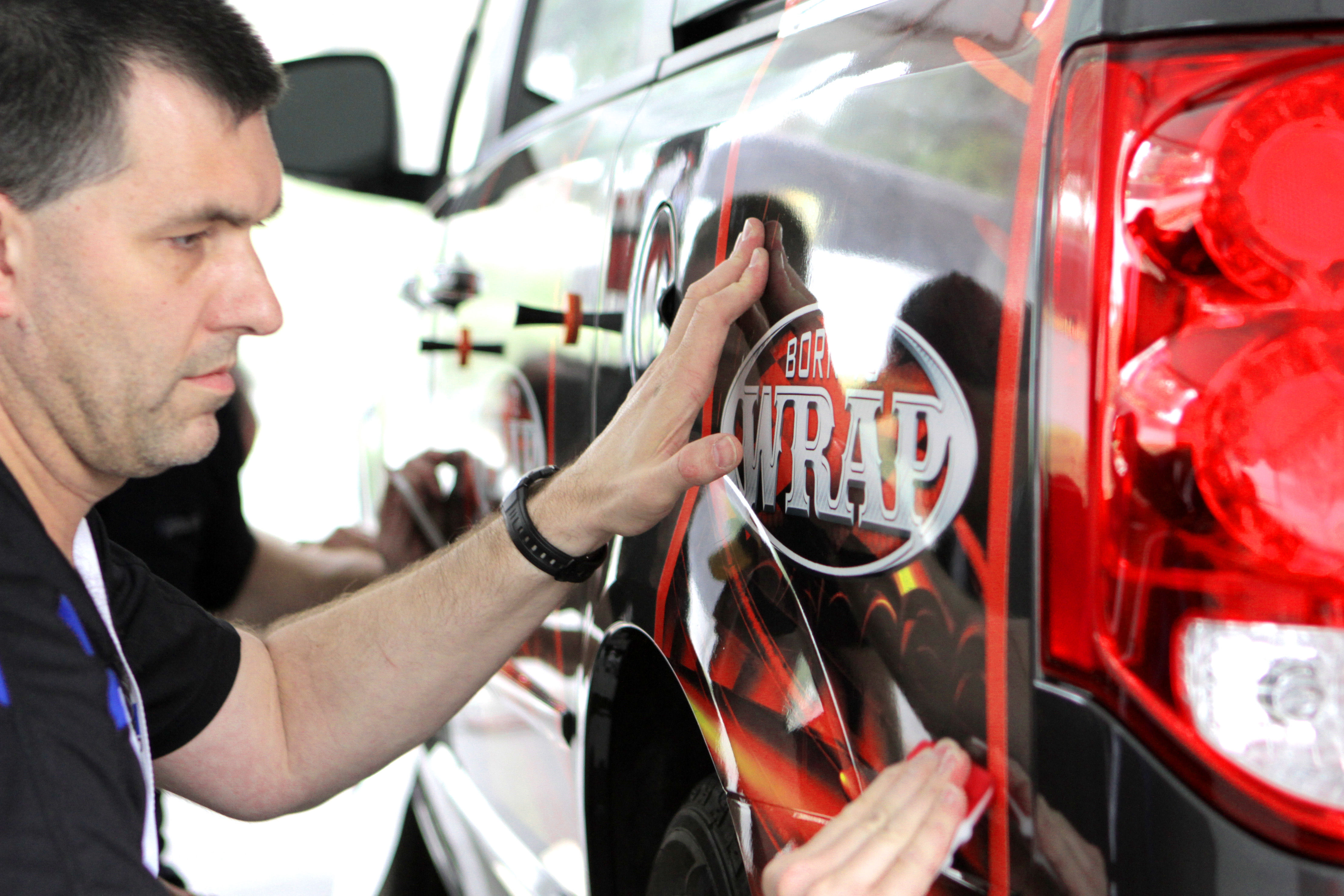 Roland DG anuncia su expandido calendario 2019 Born-To-Wrap de talleres de rotulación de vehículos.