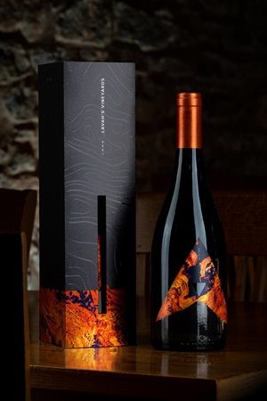 Esta botella de vino y su caja fueron impresas empleando las nuevas tintas ECO-UV 5 Naranja y Roja de Roland DGA, las cuales expanden la gama de colores y las oportunidades creativas para los usuarios de las impresoras UV de la Serie VersaUV® LEC2 de la Empresa.