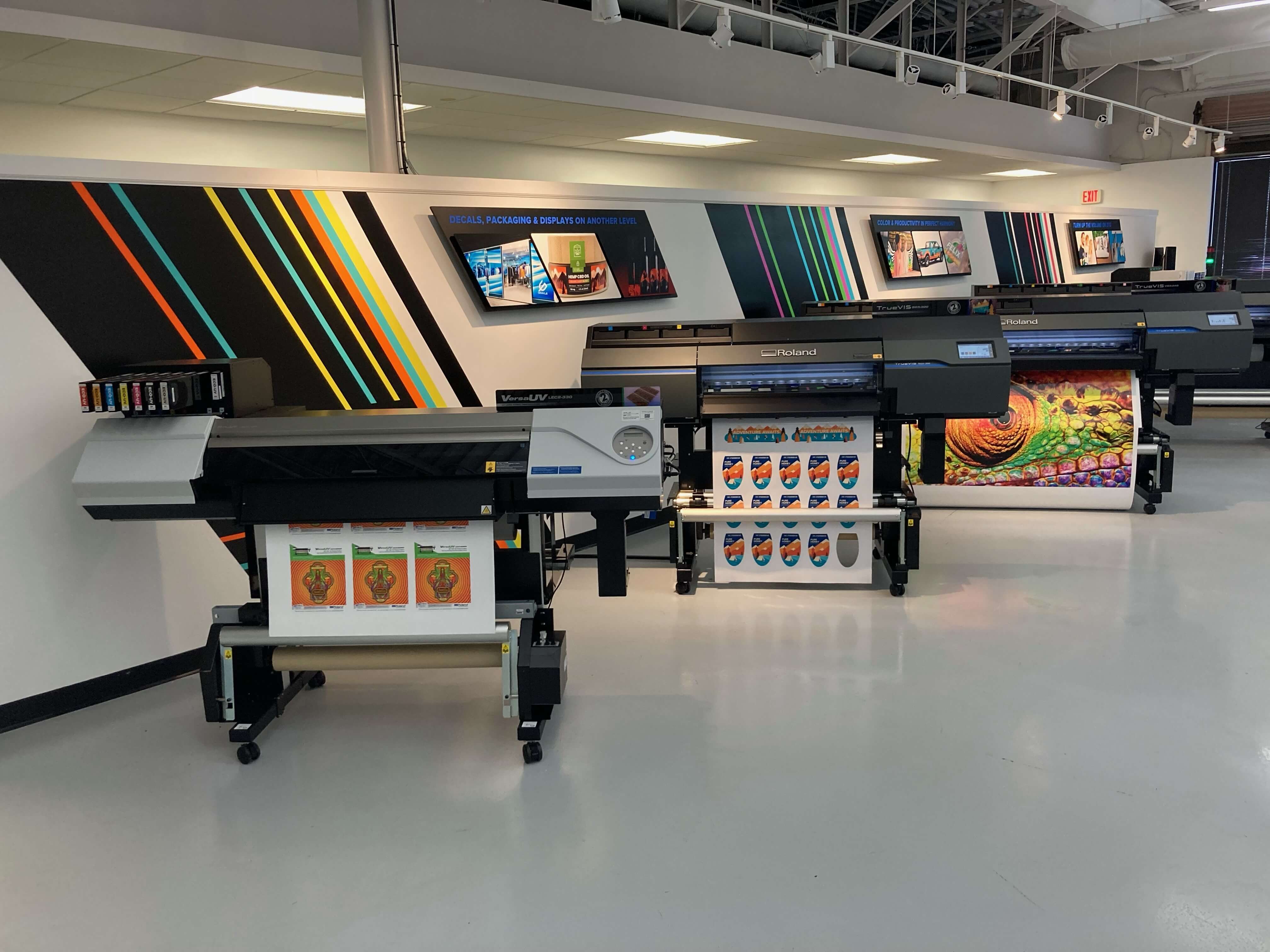 Imagen de la sala de impresoras de formato grande en el nuevo Atlanta Imagination Center de Roland DGA.