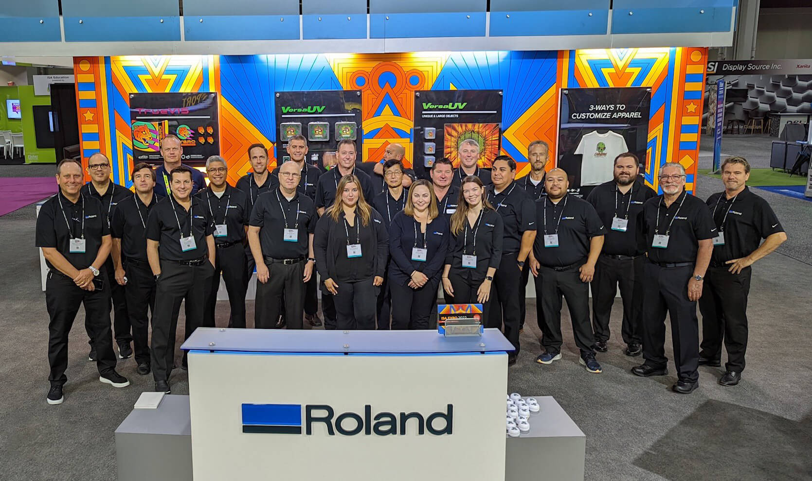 Imagen de empleados Roland DGA en su pabellón de la ISA International Sign Expo 2022 en Atlanta.