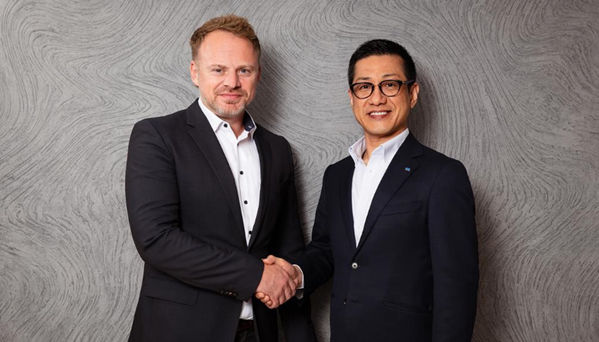 Aleksey Etin, Presidente Ejecutivo de UAB VEIKA , y Kohei Tanabe, Presidente y Director Delegado de Roland DGA Corporation