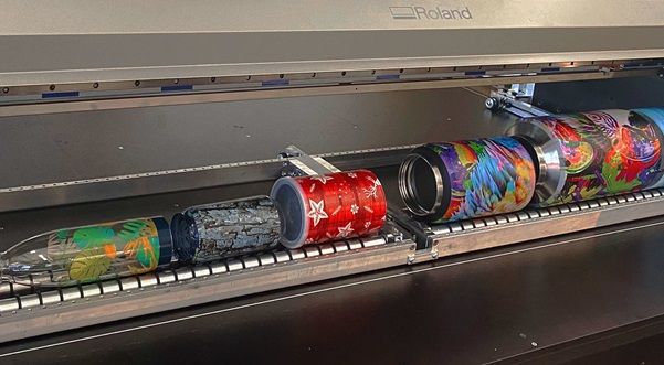 Imagen de los Nuevos Accesorios Rotary Rack XL y Rotary Rack XXL para las Impresoras UV VersaOBJECT™ CO y VersaUV® LEC2 S