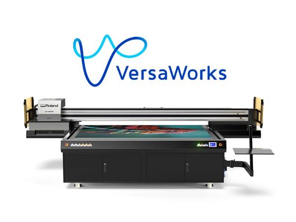 Imagen de la Impresora UV de Cama Plana EU-1000MF de Alta Producción Roland DG con el Software RIP VersaWorks® 6.