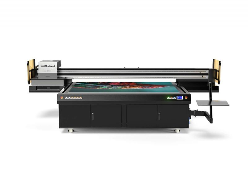 Imagen de la nueva impresora UV de cama plana para altos volúmenes de producción EU-1000MF de Roland DG
