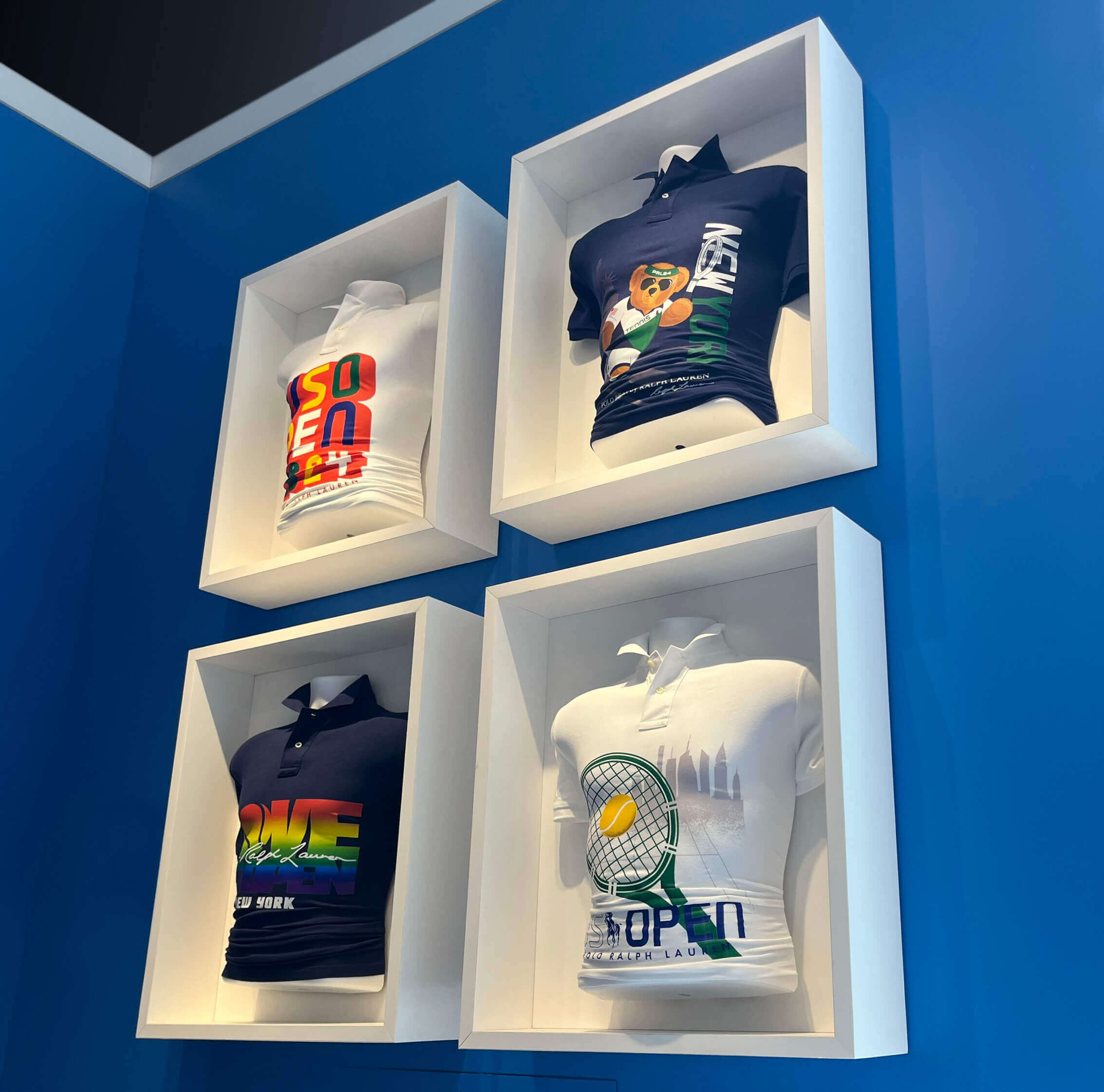 Imagen de exhibición de pared en la tienda de personalización de vestimentas del Torneo Abierto de Estados Unidos de Tenis