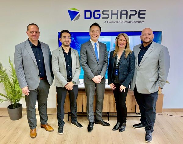 Personal de Roland DGA y DGSHAPE en el nuevo local dental Roland DGA en Bogotá, Colombia.