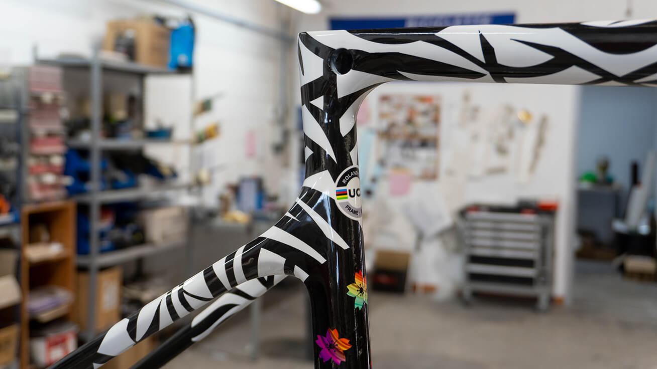 Primer plano del cuadro de la bicicleta mostrando áreas pintadas con aerosol usando una mascarilla cortada con la GS-24.