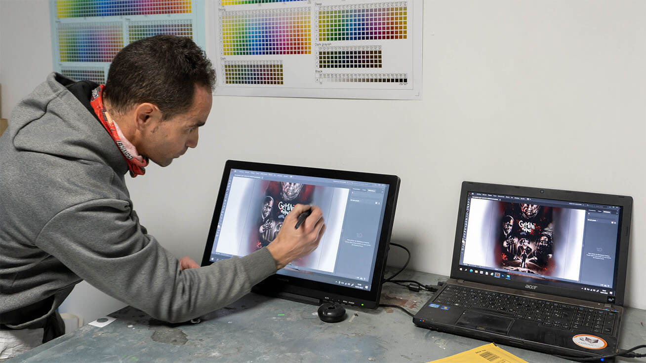Sergio diseña con una tablet y digitaliza sus diseños para ser impresos con la BN-20