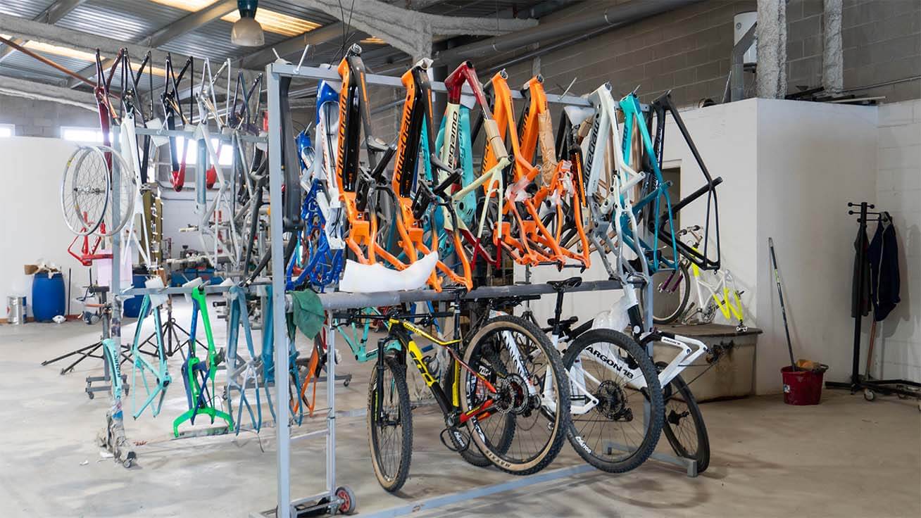 La producción de personalización de bicicletas en el taller de SColors
