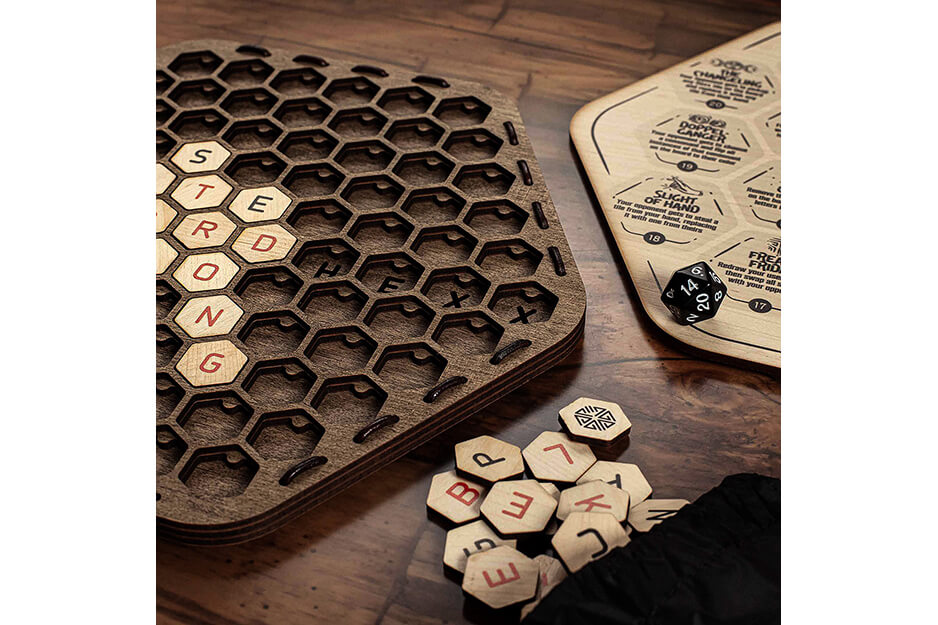 Vista parcial de dos juegos de mesa hexagonales con piezas de juego.