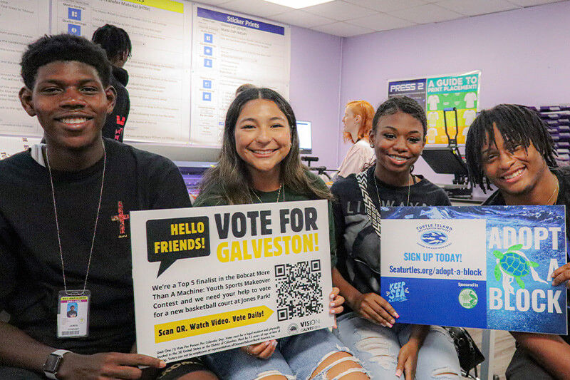 Estudiantes de la Escuela Secundaria Ball sujetando Carteles.