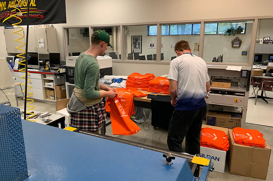 Students produce t-shirts in Roseville's student-run print shop