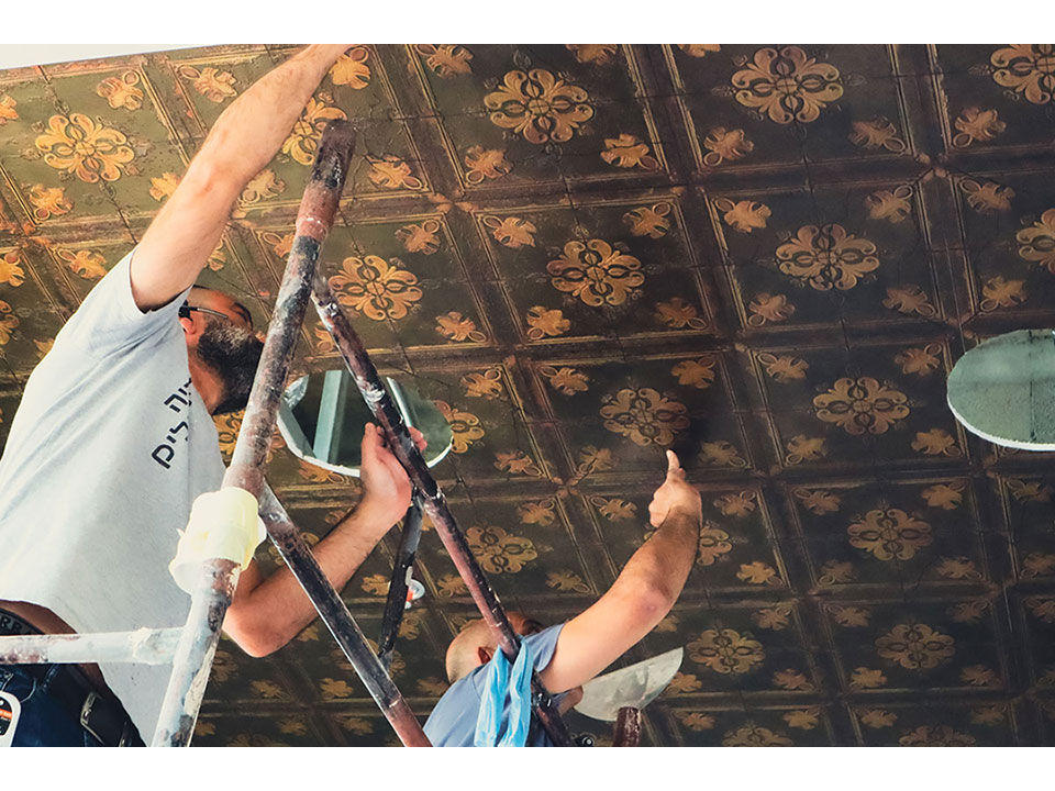 Expertos instalando decoración de cielorraso impresa con la DIMENSE™ DA-640.