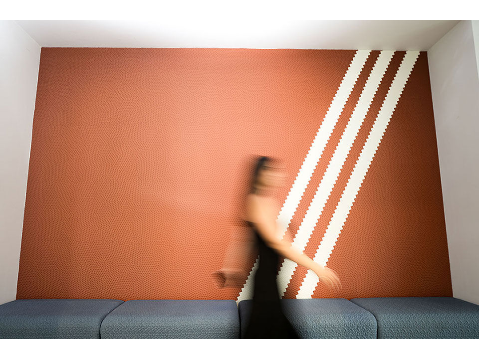 Decoración de pared de tienda ADIDAS® impresa con la Impresora Dimensional de Superficies DIMENSE™