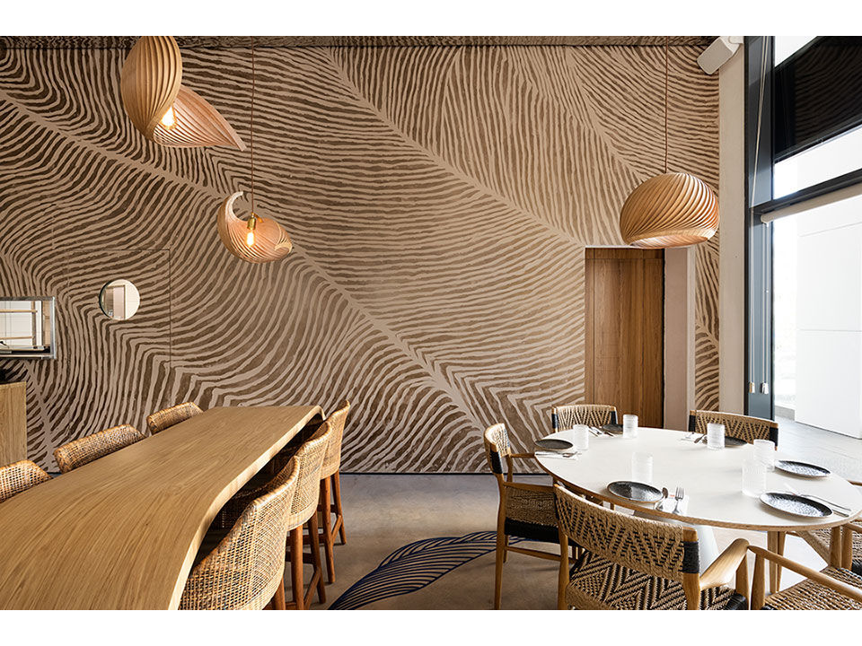 Un café con elegantes decoraciones de pared impresas con la DIMENSE™ DA-640.