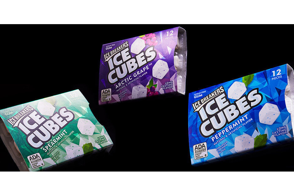 Tres cajas de goma de mascar de la marca Ice Cubes, una verde, una morada, una azul. Todas impresas con una impresora UV Roland DG.