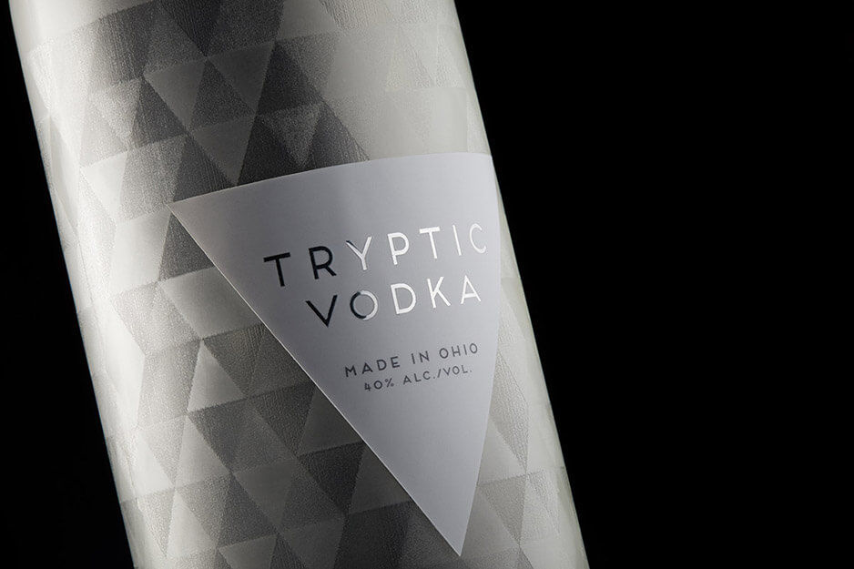 Detalle de botella con “Tryptic Vodka” escrito encima