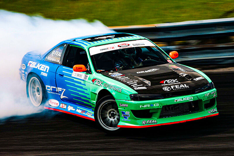 Gráficos verdes y azules en un auto de carreras, impresos usando una impresora/cortadora de formato ancho TrueVIS™ de Roland DG..