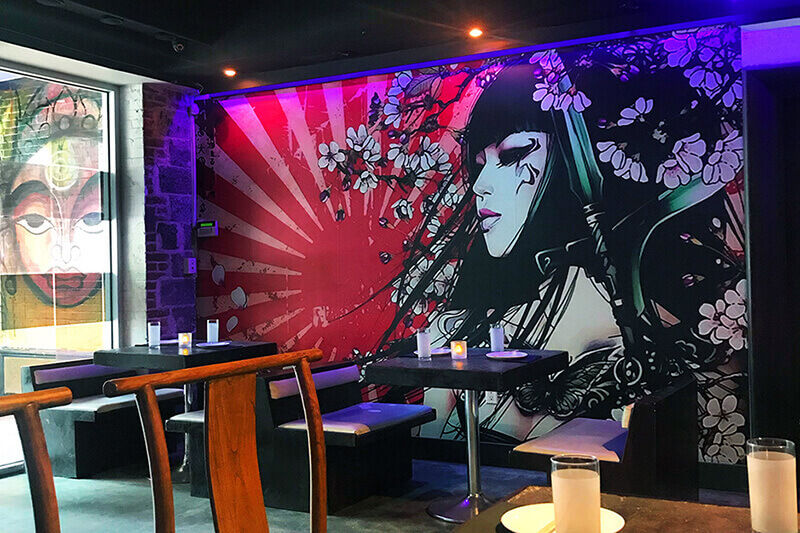 Vadim Rabinovich, director ejecutivo de DaSign Guy, produjo esta deslumbrante rotulación de pared de restaurante con su impresora/cortadora de formato ancho TrueVIS™ VG2-540 de Roland DG.