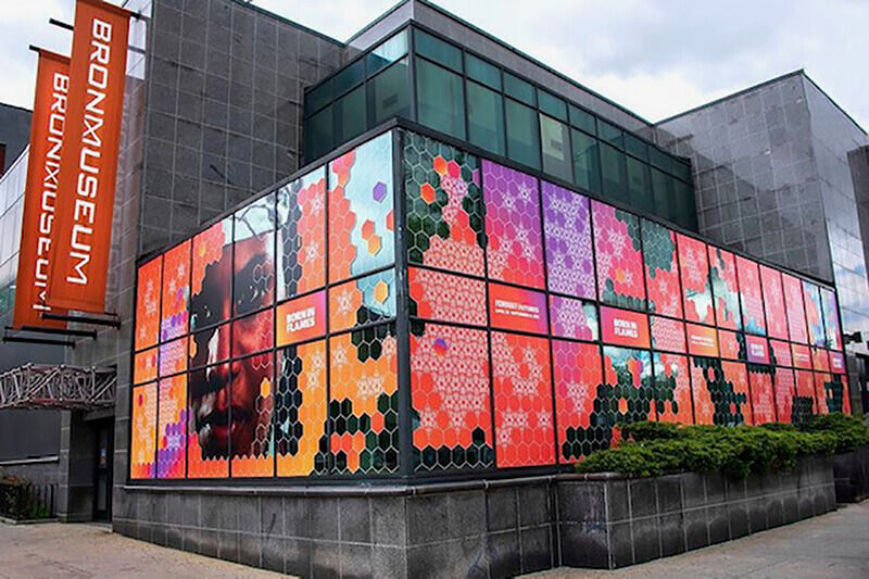 Los vibrantes gráficos de ventanas impresos con la impresora/cortadora TrueVIS™ VG2 de Roland DG de Full Point Graphics cubren dos lados de un edificio.