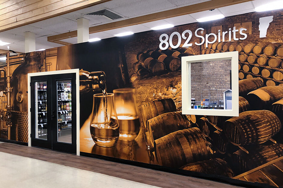 Gráfico de pared con las palabras "802 Spirits", creado usando una impresora/cortadora TrueVIS™ VG2 de Roland DG.