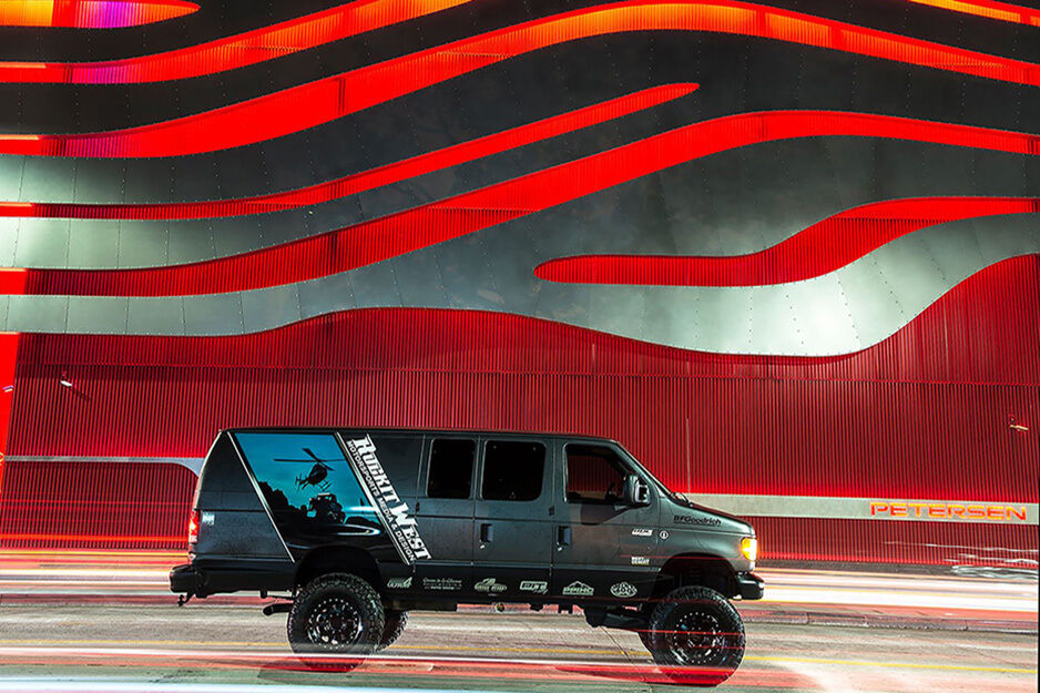Camioneta Rockit West con gráficos azules y negros en frente del Petersen Auto Museum