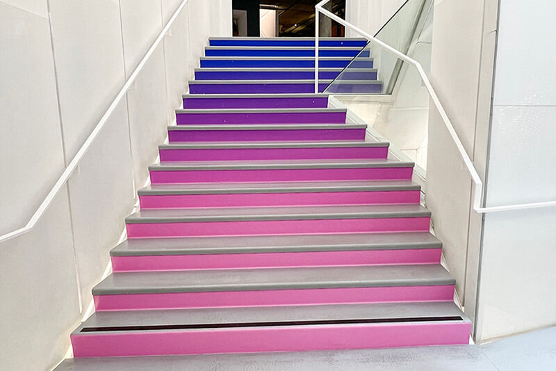 Escalera con gráficos de rosado a azul índigo impresos con la impresora látex AP-640