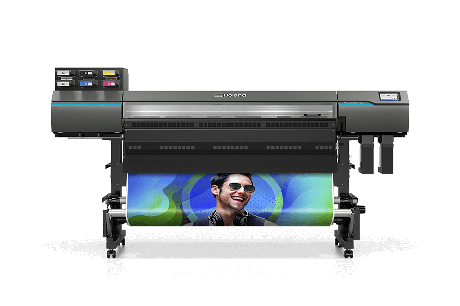 Impresora de tintas de resina TrueVIS™ AP-640 de Roland DG imprimiendo una imagen a todo color mostrando a un hombre barbudo con gafas de sol