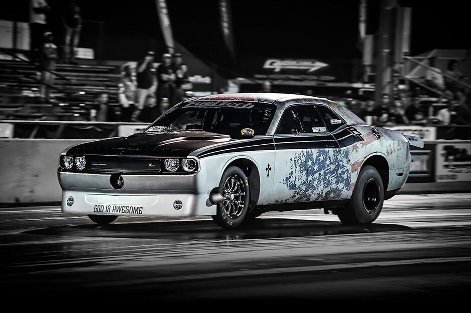 Z7GFX used its Roland DG TrueVIS VF2 printer to produce this stunning race car wrap