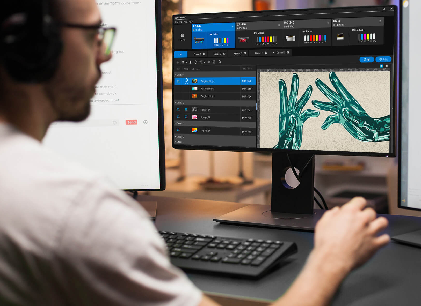 Usuario de VersaWorks® 7 observando arte a ser impreso con la DA-640