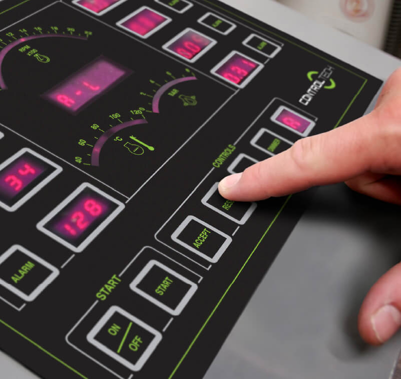 Primer plano de panel de control impreso con tecnología UV